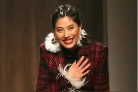她来了她来了，32岁泰国公主开服装秋冬展，绚丽羽毛耳环超夸张图片
