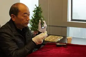 男子带金锭参加鉴宝，称1000元在地摊购买的，专家：你胆子可真大图片