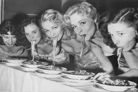 珍贵老照片：大秀肌肉的施瓦辛格、女同俱乐部、2.72米的巨人图片