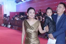 陈红贵妇气质惊艳，穿金色连衣裙高贵大方，出众气质果然很重要图片