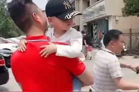 “冻龄爷爷”走红，抱孙子出门宛如父子，路人：以为是时髦的爸爸图片