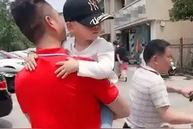 “冻龄爷爷”走红，抱孙子出门宛如父子，路人：以为是时髦的爸爸图片