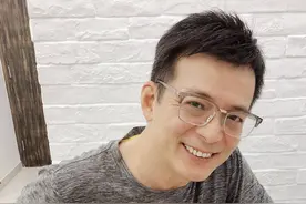 爱妻梁洁华病逝一年，黄日华走出丧妻阴霾，与女儿逛商场有说有笑图片