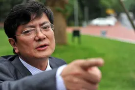 白岩松PK郑强教授：优先接回留英小学生还是劳务工，你更支持谁图片