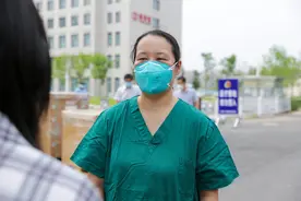 郑州新冠肺炎病房里的妈妈，让我们看到母爱最伟大的样子图片