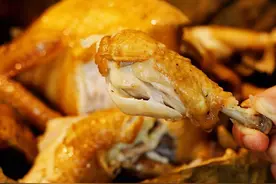 夏天适合做荷叶蒸鸡，清香营养口感好，腌制好就能蒸，做起来迅速图片