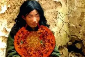 “中国第一懒人”杨锁：父母离开后，取暖烧家具，上厕所刨坑图片