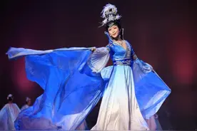 42岁李玉刚太会穿，藏青衬衫内搭白T清爽有型，中年男人该学习了图片