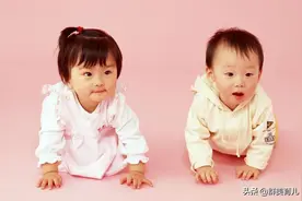 四口之家都是怎么睡觉的？全躺一张床上，画风有些搞笑图片