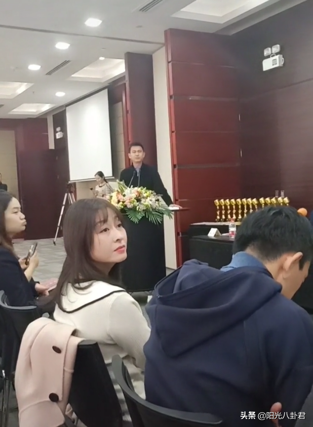 芒果台前一姐44岁舒高近照罕见曝光,气质吊打谢娜李湘(舒高近况图片)
