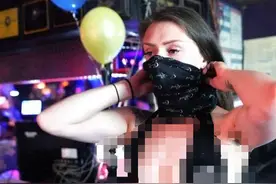 美国脱衣舞俱乐部重新开业！高呼要“戴上面具，脱掉衣服”图片