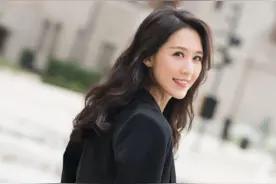 张雯修长的身材，清新流露出轻熟女的优雅大气，多重魅力无限绽放图片