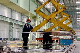 严格抗疫下，厂房内传出轰鸣声！图片