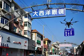 无人机挂标语 空中宣传疫情防控图片