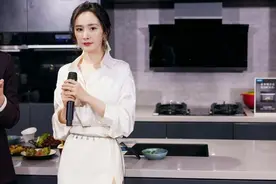 杨幂直播状态被赞，穿绸缎上衣配半裙似贵妇，衣品辣妈界拔尖图片