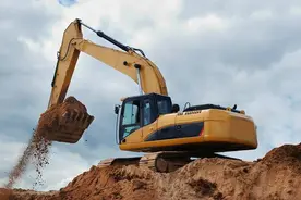 连续作业，挖掘机直呼“太热了”图片