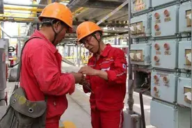 老员工上班“太闲”，被老板娘安排干苦力，老板当场给了她一巴掌图片