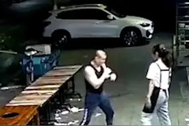 安徽：凌晨街头妻子陪爱好拳击丈夫打拳，“感谢人海之中找到你”图片