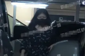 吴亦凡妈妈风波后首次现身，在朝阳区住所散步，眼睛肿胀状态不佳图片