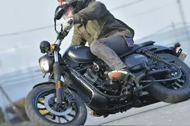 试驾韩国摩托车晓星GV125S，韩系型男图片