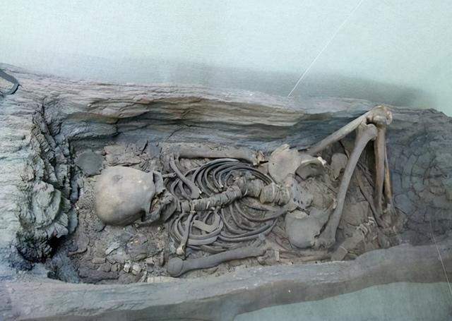 山村惊现千年古墓,墓中出土"蓝色人骨",难道真的有蓝色人种?