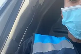 美国快递小哥厌烦每天工作，竟把车直接丢路边翘班，时薪高达百元图片