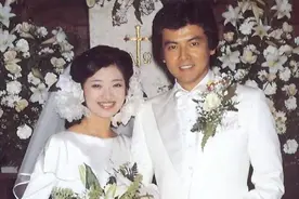 62岁山口百惠近照曝光，首度与儿媳妇同框，满面笑容优雅贵气图片