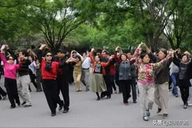 城市公园跳交谊舞的那些人，都抱着什么目的去的？图片