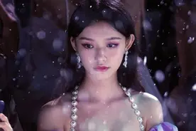 林允的身材变化还挺大的，上身肉感很明显，比例完美挺让人羡慕图片