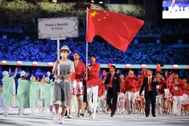 奥运会开幕式上，中国队的礼服“刷屏”了，是哪所高校设计的？图片