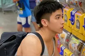 台湾男模，撞脸许魏洲，肌肉匀称有型，5个动作塑造同款奶狗腹肌图片