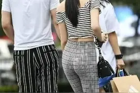 街拍：行走在路上的陌生女神，干净白皙，紧身裤很漂亮图片