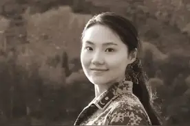 16岁开始创作，毕业于南京大学！这首歌曲火爆全网，词作者是位美女军人！图片