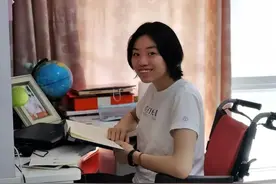 江苏“励志学霸”：8岁瘫痪，发奋考上211名校，学校亲送通知书还作出暖心承诺！图片