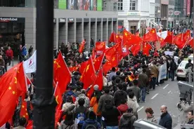 谁说中国人没有信仰？中国有个习惯叫落叶归根，外国怎么也学不会图片