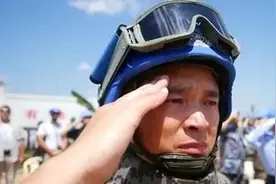 部队为牺牲的战士举行葬礼照，全体官兵整齐列队，依次向战友敬礼图片