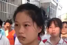 看着都害怕！女生军训被蜜蜂爬嘴一动不动！教官最新回应图片