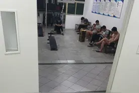 曝光一下我们厂里宿舍男员工在干嘛图片