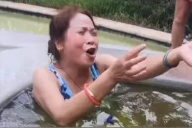 成都：大妈泡温泉想炫耀老公送的铂金项链，结果刚下水，就变黑了图片