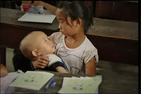 直击：抱着弟弟上学的二年级小女孩，背后原因让人鼻子发酸图片