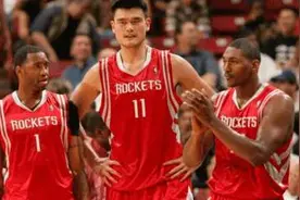 姚明NBA第一年，美国队员让他给自己系鞋带，姚明是如何回应的？图片