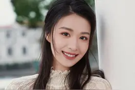 22岁新晋小花恋爱曝光后罕现身，五官精致气质好，被指撞脸刘亦菲图片
