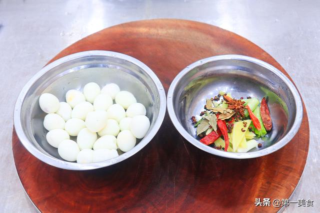 鹌鹑蛋的简单好吃做法，一蒸一炸，淋一罐啤酒慢慢烧，越吃越香