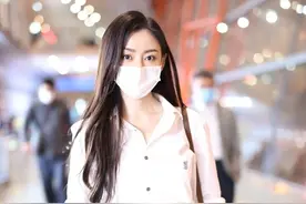 张天爱真的好美，穿着简约的白衬衫黑裤子，也能展现十足的女人味图片