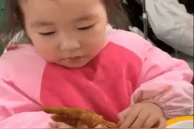 “突然就不香了”，3岁女宝啃鸡爪，低头一看发现有点“眼熟”图片
