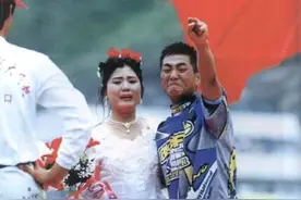 “世界摩托飞黄第一人”朱朝辉：公开叫板柯受良，婚内纠缠女记者图片