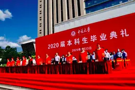 高校毕业生凌晨大合唱，看哭网友图片