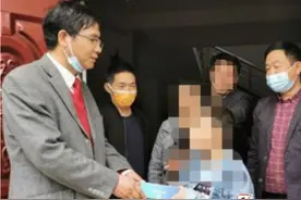 停课不停学 隽水小学给贫困留守学生送手机图片