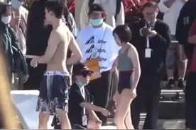 张子枫新剧路透曝光！罕见穿泳衣身材健康圆润，跟吴磊戏水好有爱图片
