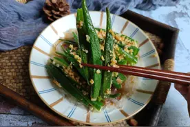 蒜蓉粉丝蒸秋葵，切记不能直接上锅蒸，多加一步，翠绿入味不发黑图片